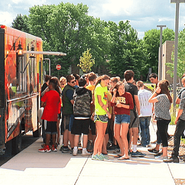 Lo street food all’ingresso delle scuole che fa concorrenza al gestore