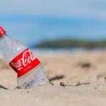 La risposta globale di Coca-Cola: non rinunciamo al PET
