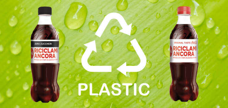 COCA-COLA presenta la bottiglia in r-Pet con il 50% di plastica riciclata