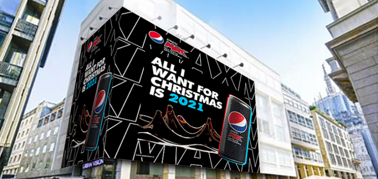 “All I want for Christmas is 2021”. La spiritosa campagna PEPSI MAX® a Milano