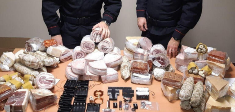 Furti ai distributori. Presi i Bonnie e Clyde del Vending disarmati e amanti dei salumi