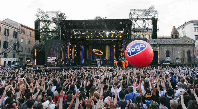 Yoga celebra l’estate con la migliore musica italiana di Radio Bruno