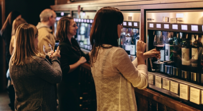 Vino self-service a Londra: Il successo dei distributori automatici di Vagabond Wines
