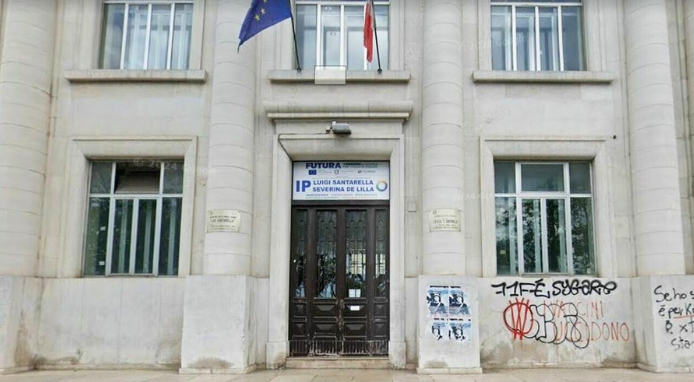 A Bari sciopero degli studenti contro i furti a scuola: colpiti anche i distributori automatici