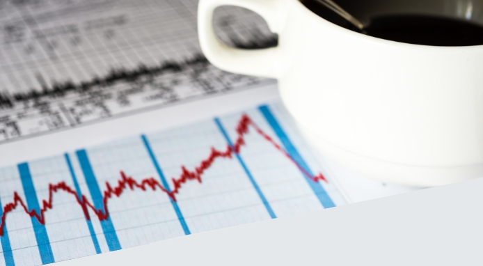 Il mercato del caffè cambia direzione: dopo mesi record crollano i prezzi