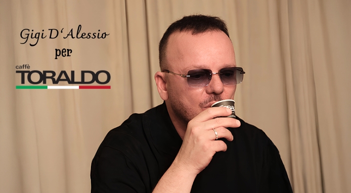 Gigi D’Alessio nuovo testimonial di Caffè Toraldo: partnership fino al 2027
