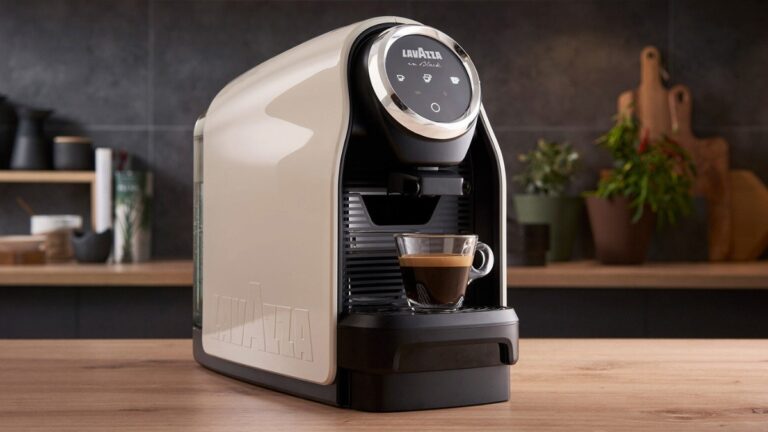 Lavazza in Black Elogy: il nuovo sistema per il caffè domestico presentato da NIMS