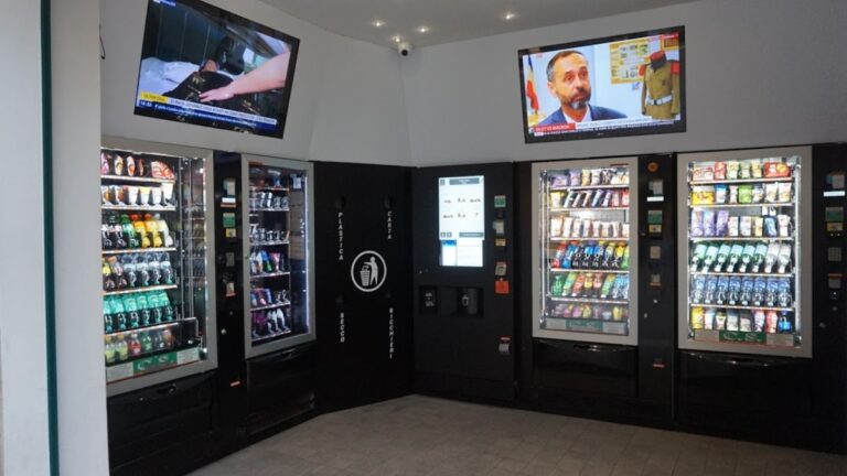 Negozi H24 e degrado urbano: il caso Bari riapre il dibattito sul vending