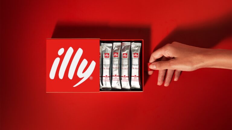 illycaffè lancia Instant Stick: il nuovo caffè solubile 100% Arabica in monodose