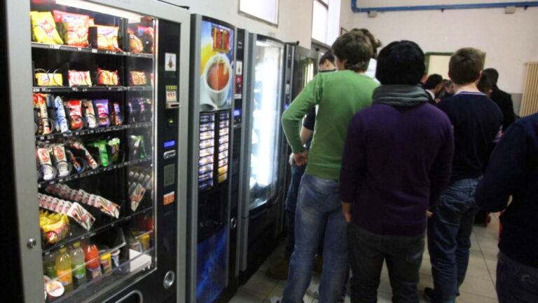 Distributori automatici a scuola: studenti lanciano petizione su Change.org